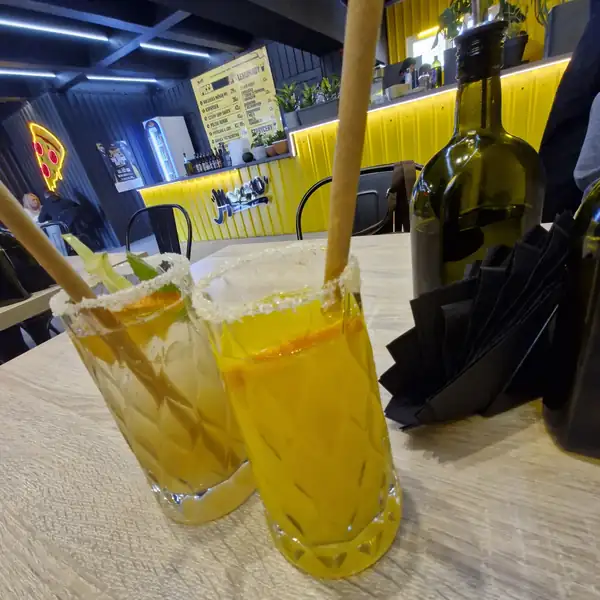 Dwie lemoniady przy stoliku