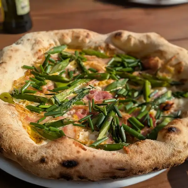 Pizza z zieloną cebulką na brzegu z leoparda