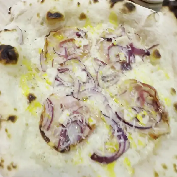 Pizza na białym sosie z czerwoną cebulą
