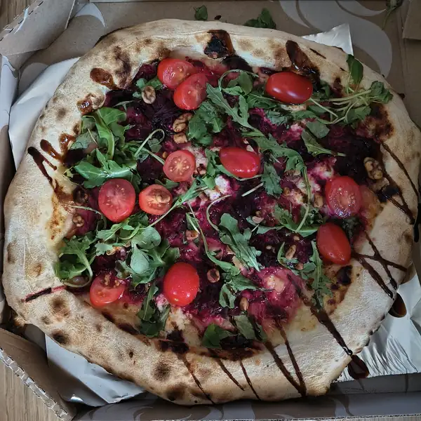 Pizza z rukolą, pomidorkami cherry i sosem balsamicznym