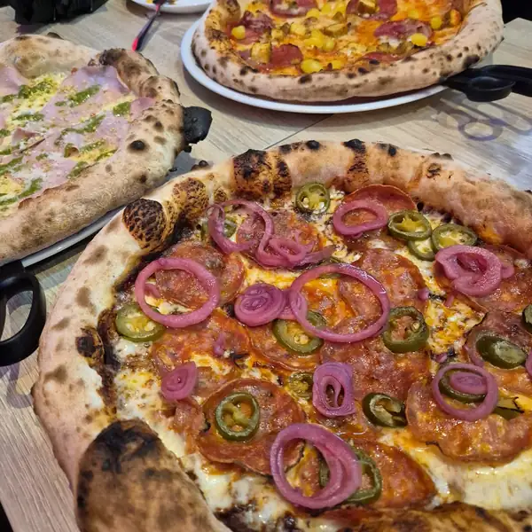 Pizza z salami, jalapeño i czerwoną cebulą