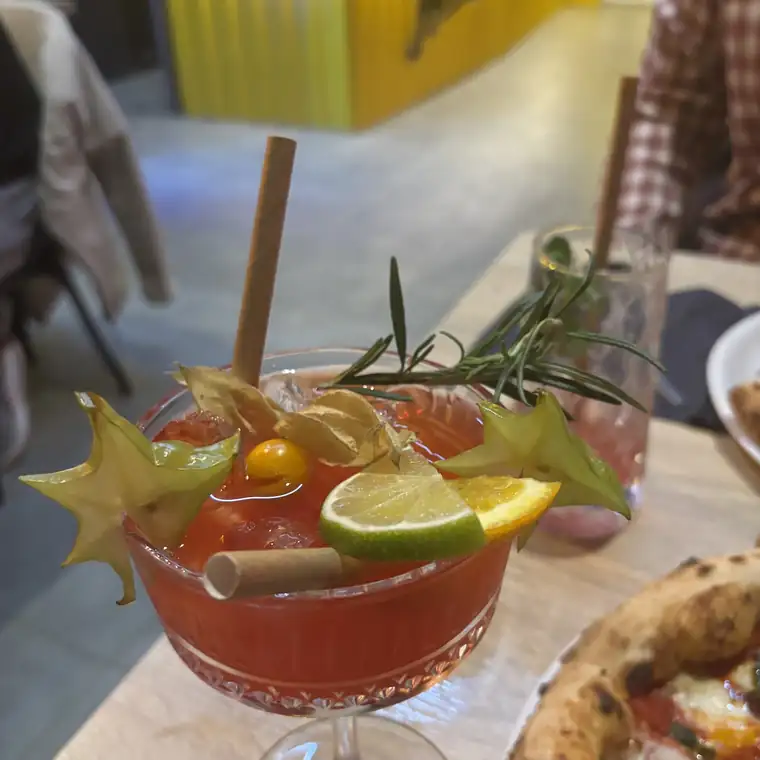 Kolorowy drink z owocami przy pizzy