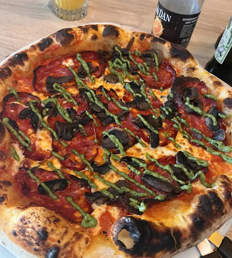 Pizza z zieloną cebulką i chrupiącym brzegiem