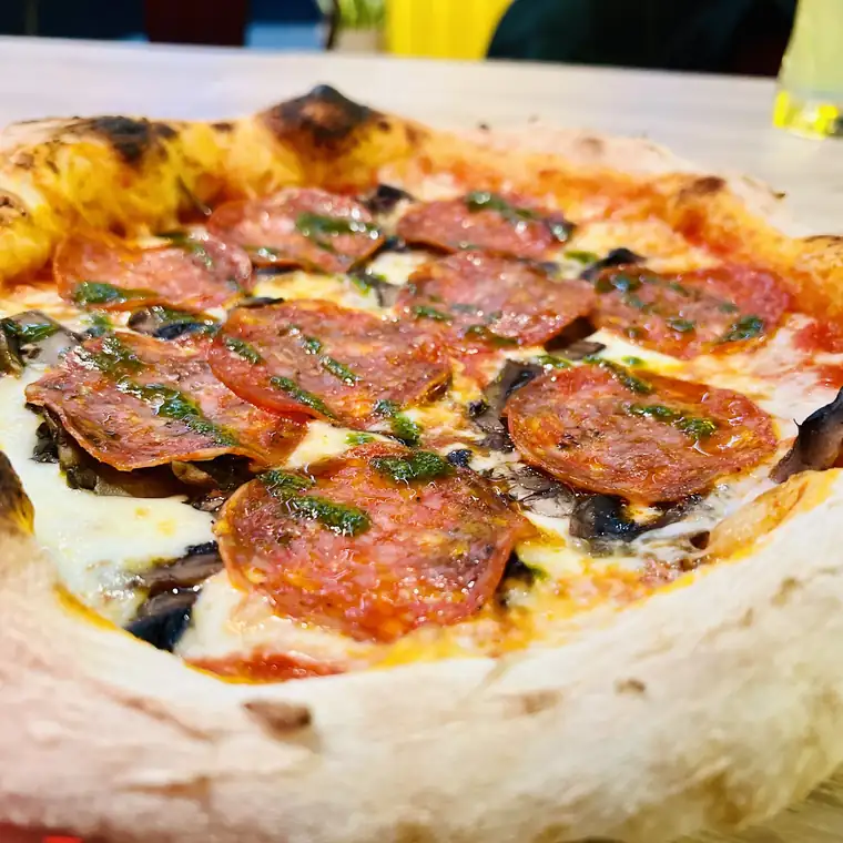 Pizza z salami piccante prosto z pieca