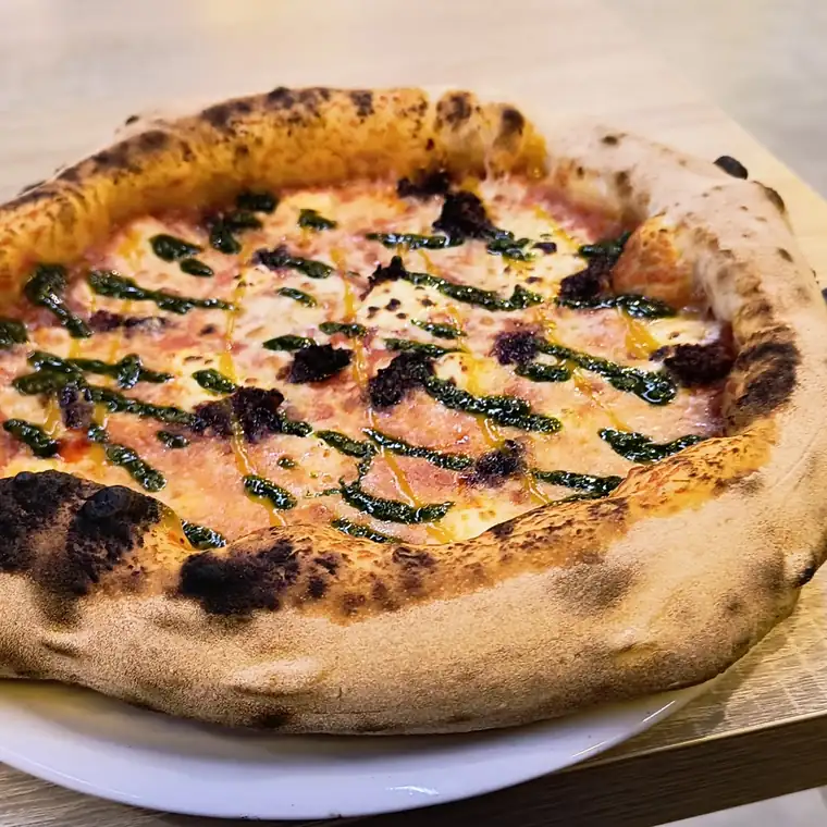 Pizza z przypieczonym brzegiem na stole